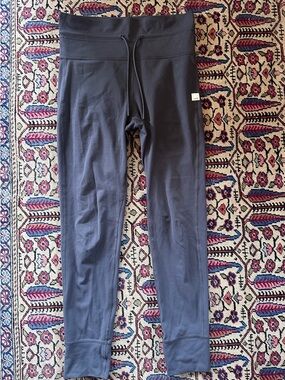 Vuori Daily Flow Drawstring Leggings in charcoal - women's small